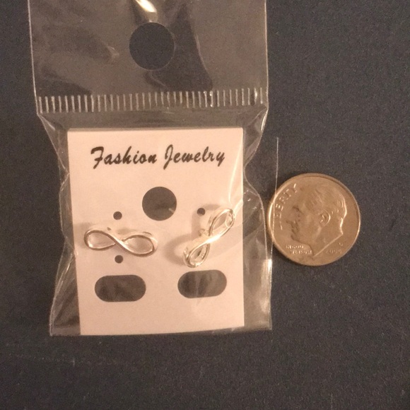 HP. Infinity 12mm stud dainty and elegant earring - Picture 2 of 2